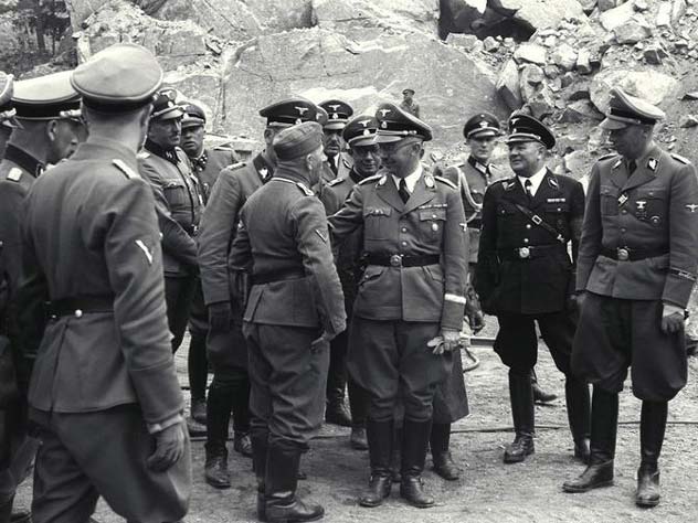 Руководитель гестапо Генрих Гиммлер со своей «свитой». Источник: wikimedia.org