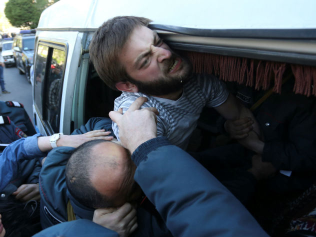 Полиция Армении задержала более ста протестующих