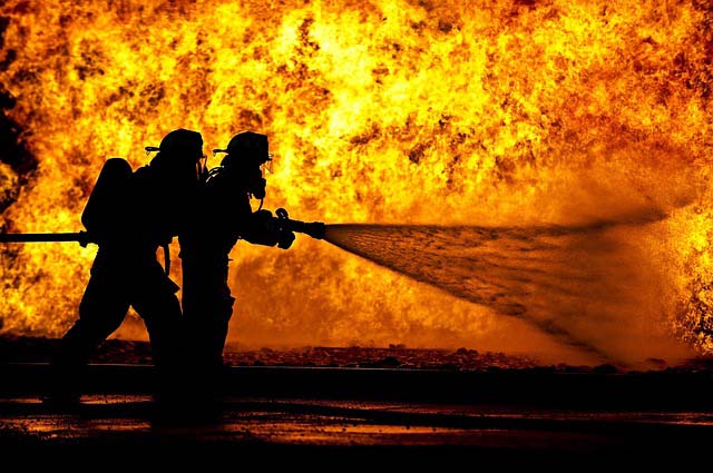 С пожаром на складе гипсокартона во Владикавказе всю ночь боролись 46 спасателей