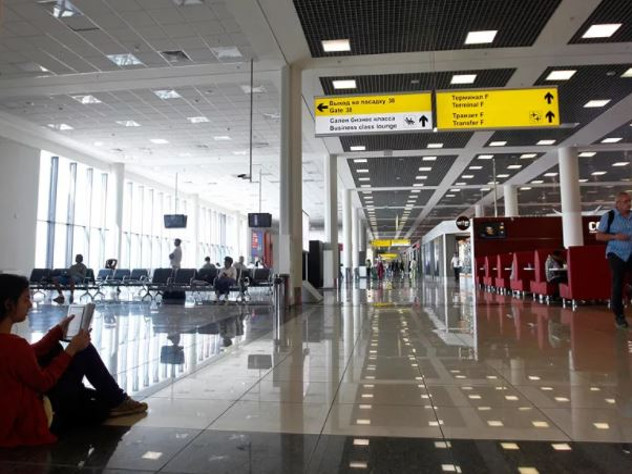 В аэропортах Москвы запретили переодеваться в туалетах и лежать на лавках