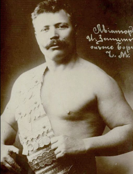 Иван Заикин — современник Поддубного, многие силовые упражнения которого до сих пор никто не повторил. Самым впечатляющим был трюк с рельсом — Заикин укладывал его на шею, как коромысло, после чего на обоих концах рельса повисало по 10-15 человек. Спустя некоторое время рельс начинал гнуться. Один из таких согнутых силачем рельсов до сих пор хранится в парижском музее.