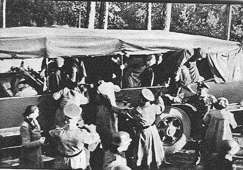 Польских заложников отправляют на расстрел в Пальмири, предместье Варшавы. Фото сделано разведкой польского (подземного) сопротивления весной 1940 года. Источник: wikipedia.org