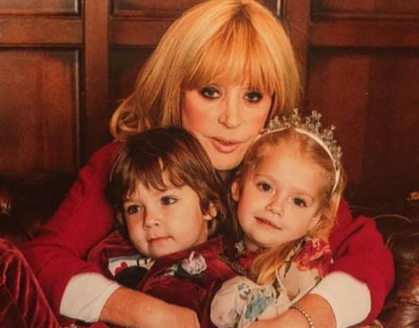 Алла Пугачева с четырехлетними близнецами Гарри и Лизой. Декабрь 2017 г. (Фото: Instagram*)