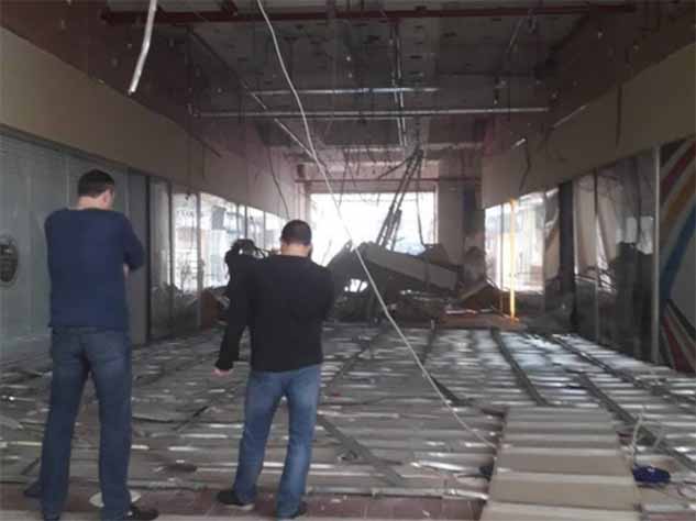 Рухнувший потолок едва не убил маму и ребенка в калининградском торговом центре
