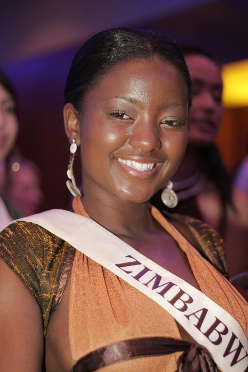 А в 2006 году титул Мисс Зимбабве выиграла Лоррейн Тсоанеле Мапхала — девушка, размеры которой сейчас принято называть плюс-сайз. Да, голод в Африке — большая проблема, но неужели настолько, что самой красивой африканкой считается самая сытая африканка.