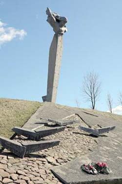 Памятник экипажу Н. Ф. Гастелло на месте гибели бомбардировщика А. С. Маслова. Источник: wikipedia.org