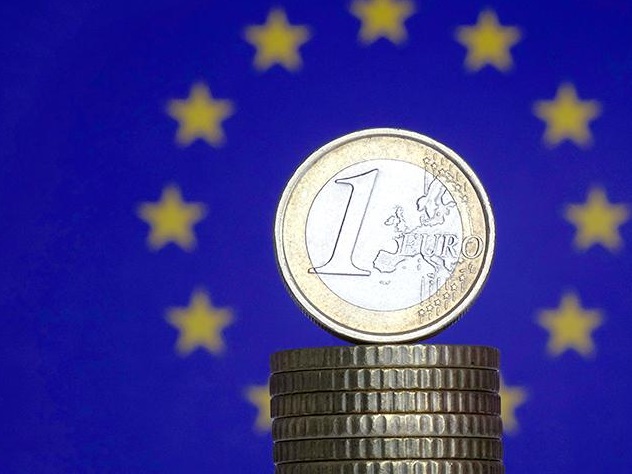 Евро упал ниже 75 рублей впервые за две недели