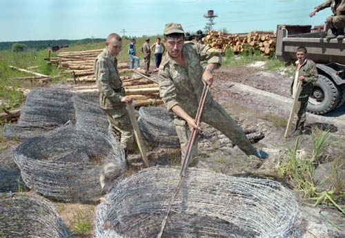Строительство инженерно-технических сооружений в Печорском крае, 1994 год. Морковкин Анатолий, Неменов Александр/Фотохроника ТАСС