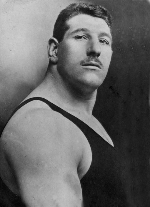 Иван Шемякин — борец, которому не повезло жить в одно время с Поддубным, но все же оставивший свой неповторимый рекорд в истории. Шемякин провел единственный в своем роде бой сразу против 22 противников. На каждого силачу давалось всего по минуте, в итоге всего через 18 минут и 48 секунд все два с лишним десятка борцов оказались на лопатках.