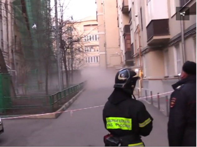 Первые секунды после обрушения аварийного здания в Москве попали на видео