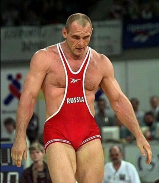 Александр Карелин — трехкратный олимпийский чемпион по греко-римской борьбе, обладающий статистикой, которой нет равных. За 20 лет спортивной карьеры Карелин провел 890 схваток, из которых выиграл 888 и проиграл всего две.