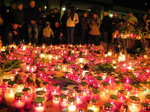 Поминальные свечи на Королевском тракте в Варшаве. Фото: wikimedia.org