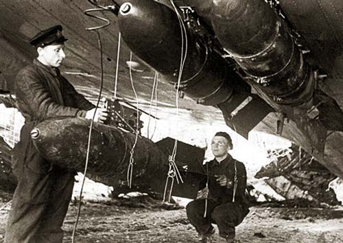 Загрузка бомб перед вылетом на Берлин. Источник: mil.ru