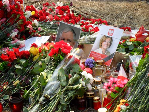 Стихийный мемориал рядом с местом падения польского самолета. Смоленск, 2010 год. Фото: wikimedia.org