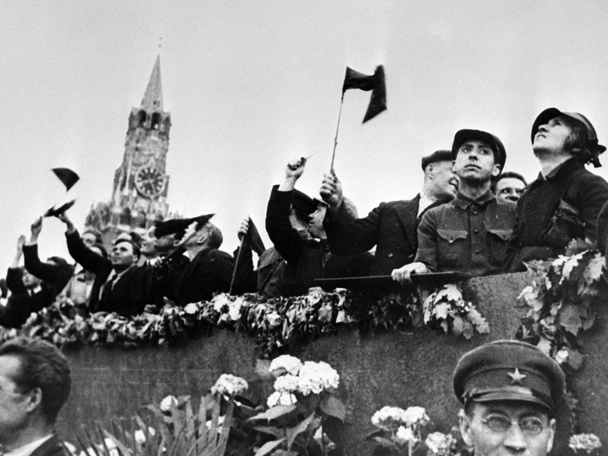 1934 год россия. Первомайский парад 1931 года на красной площади. 1 Мая 1961г демонстрация на красной площади. Парад на красной площади 1 мая 1934. Парад 1 мая 1927 трибуна мавзолея.