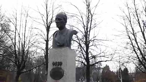 Памятник Николаю Исанину на Аллее Героев в Санкт-Петербурге. Кадр YouTube