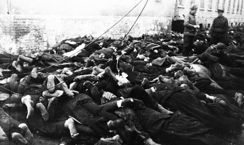 Среди такого количества умерших тяжело было найти живых. Кюстринский лагерь, Bundesarchiv. Источник: wikimedia.org
