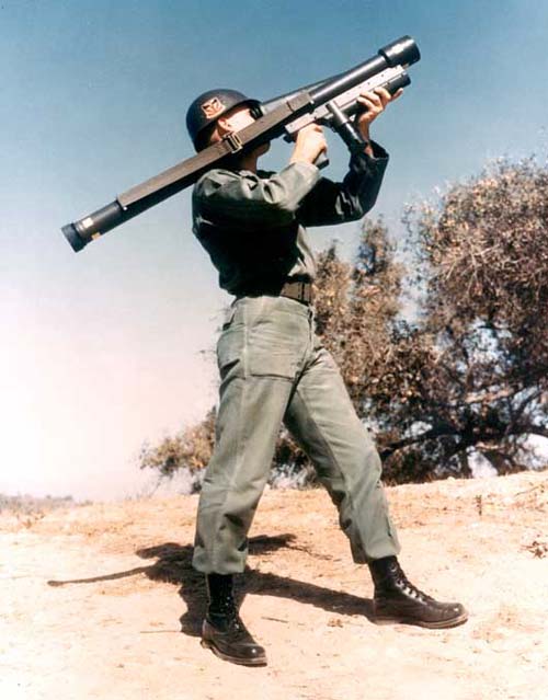 Солдат Армии США, осуществляющий наведение и прицеливание ПЗРК Redeye. Источник: wikipedia.org