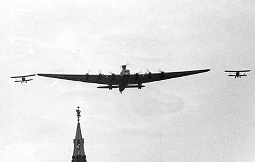 Огромный самолет рядом с обычными «ястребками» представлял собой внушительное зрелище. Фото: wikimedia.org