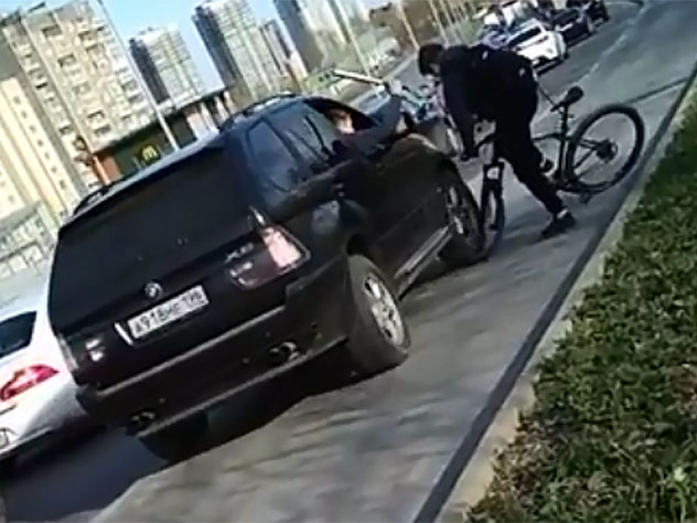 В Екатеринбурге на видео попал намеренный наезд BMW на велосипедиста