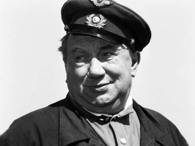 Макарыч в исполнении Алексея Смирнова. Кадр из фильма «В бой идут одни «старики»