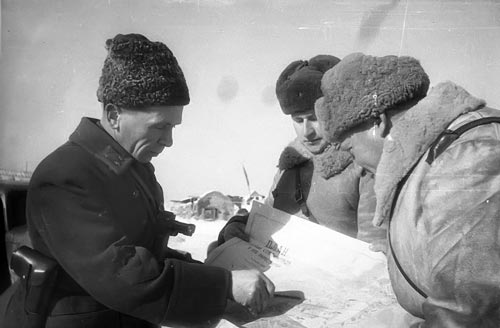 Павел Батов (слева), 1942, Сталинград. Источник: wikimedia.org