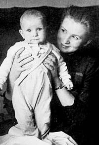 Валентина Серова с сыном Толиком. Фото: wikimedia.org