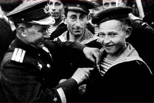 Награждение Саши орденом Красной Звезды, фото из архивов Музея истории народного образования МГПУ. Источник: кадр YouTube