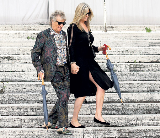 Род СТЮАРТ с женой в Риме