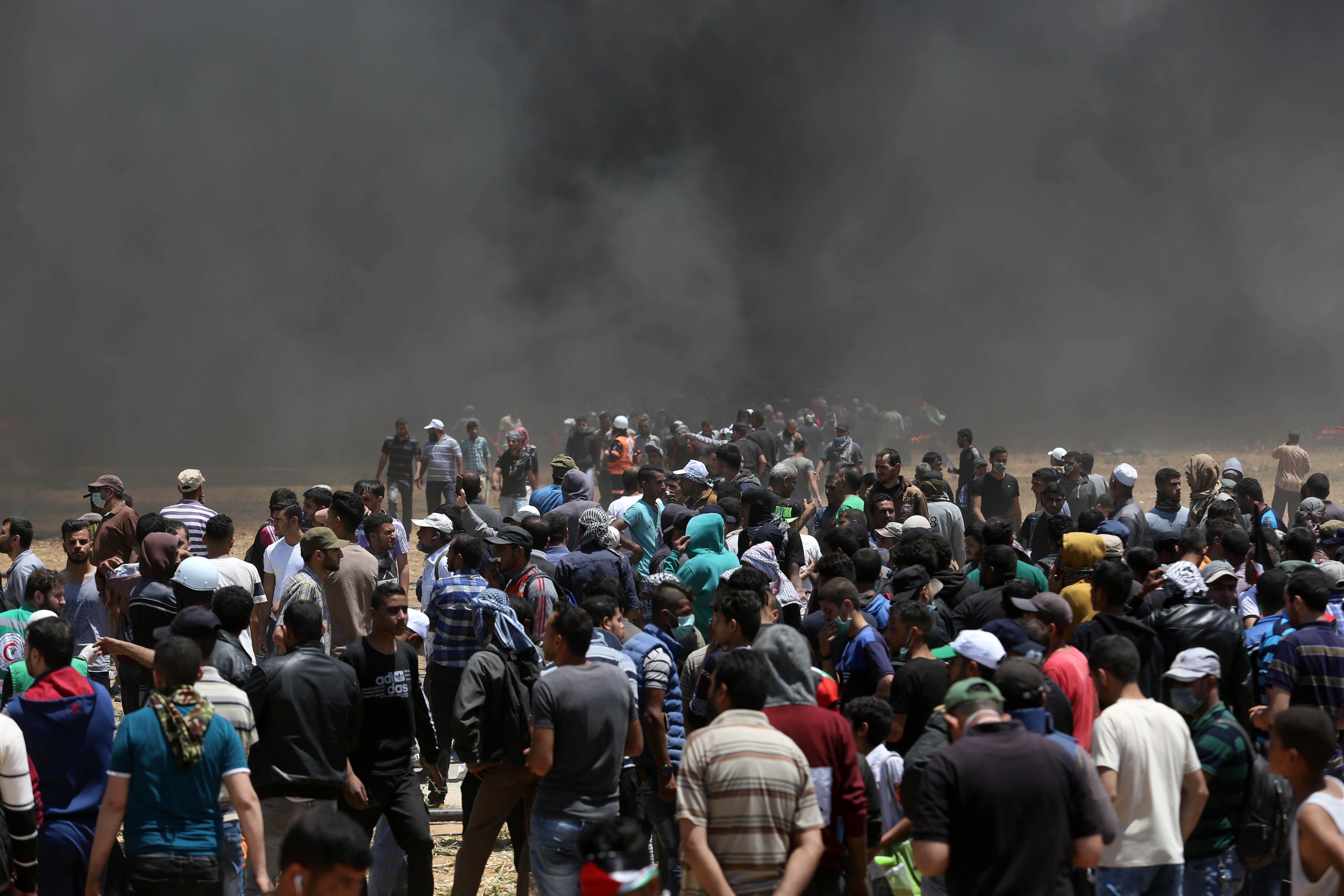 14 мая сотни палестинцев собрались на границе сектора Газа с Израилем — выйти отсюда, минуя укрепления, они не могут. Фото: globallookpress.com