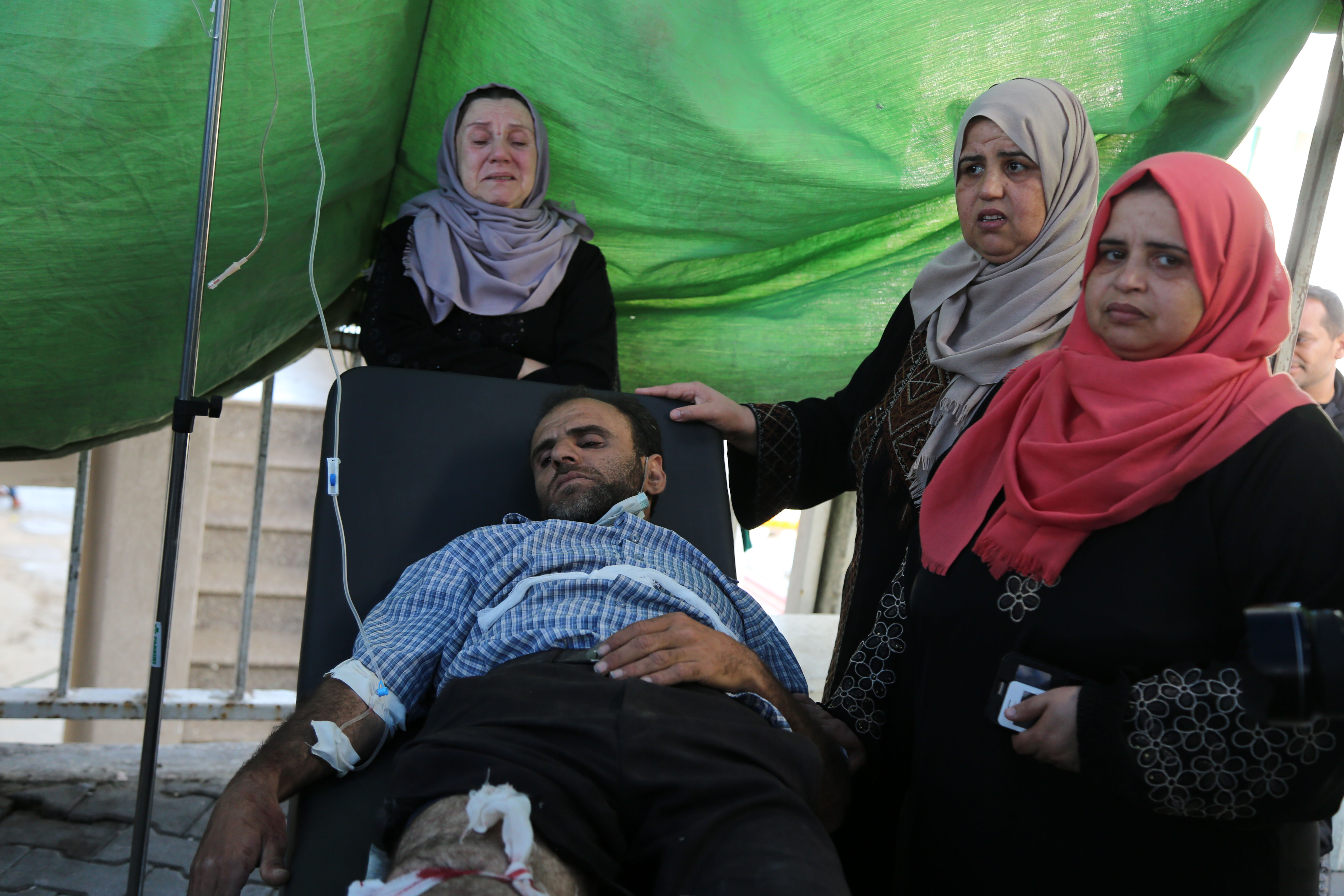 В госпитале раненых окружают родственники. Фото: globallookpress.com