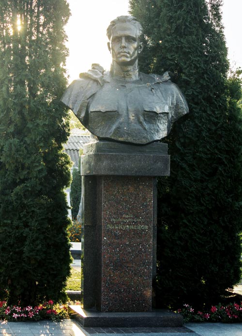 Памятник Николаю Кузнецову, теперь уже несуществующий. Ровно, Украина. Фото: wikimedia.org