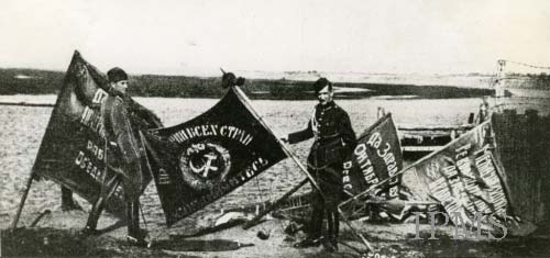 Поляки демонстрируют знамена, захваченные у Красной Армии в боях под Варшавой. Источник: wikimedia.org