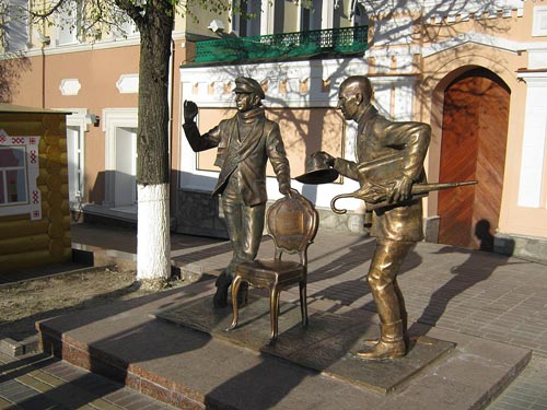 Памятник Бендеру и Кисе Воробьянинову в Чебоксарах. Источник: wikipedia.org