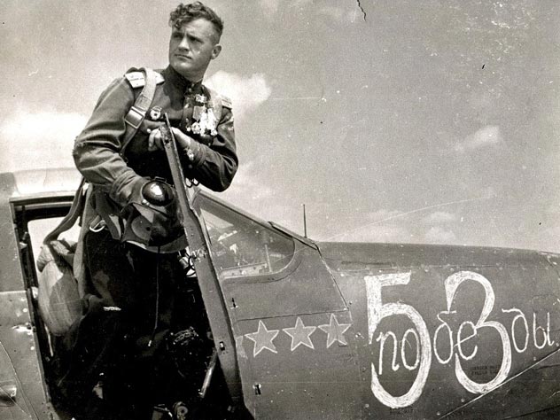 Николай Гулаев в кабине своей «Аэрокобры». Июль 1944 года. Источник: wikipedia.org