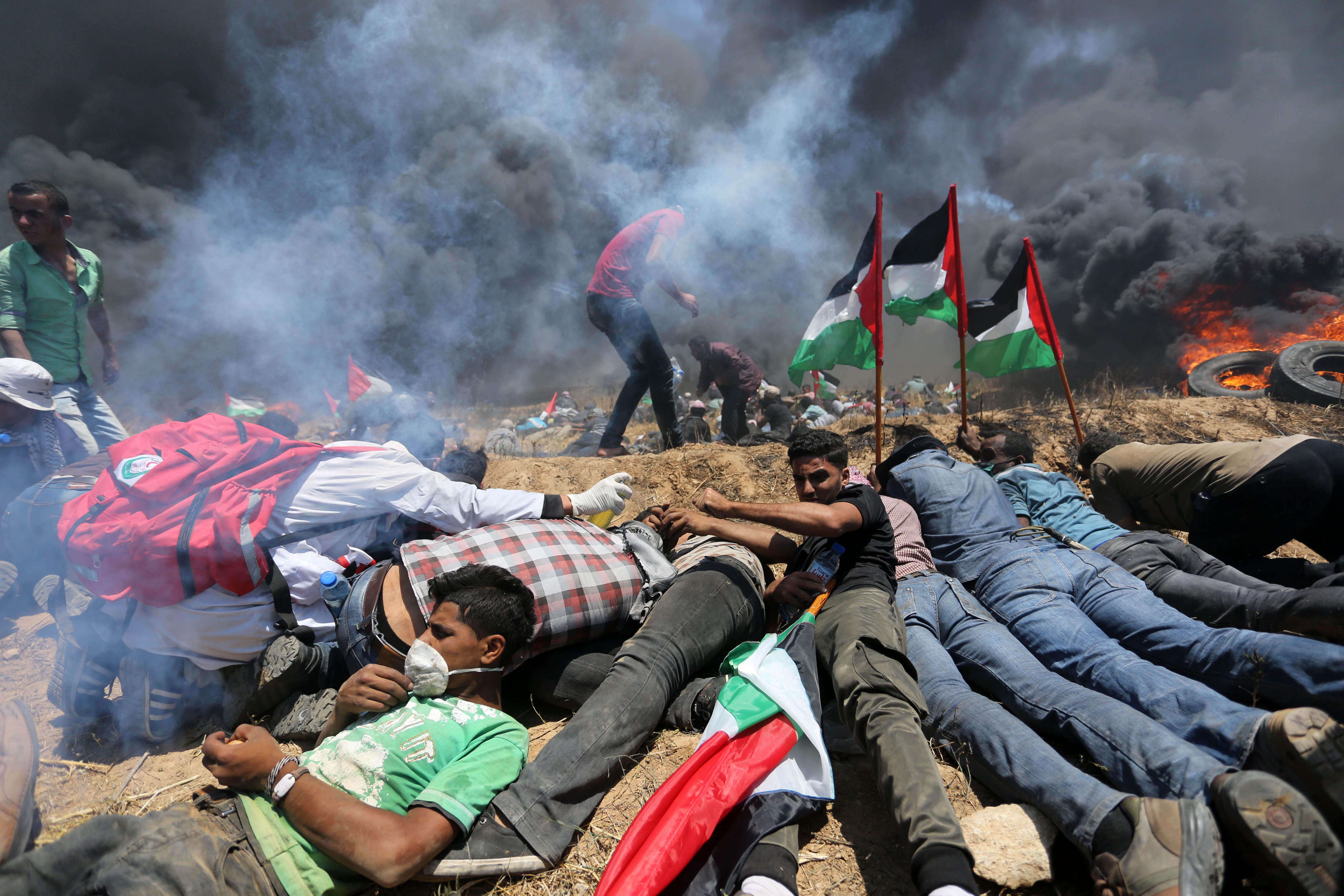 В ответ израильские солдаты поливают палестинцев слезоточивым газом. Фото: globallookpress.com