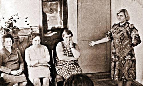 Антонина Гинзбург (крайняя справа из сидящих) во время предъявления для опознания. Источник: wikipedia.org