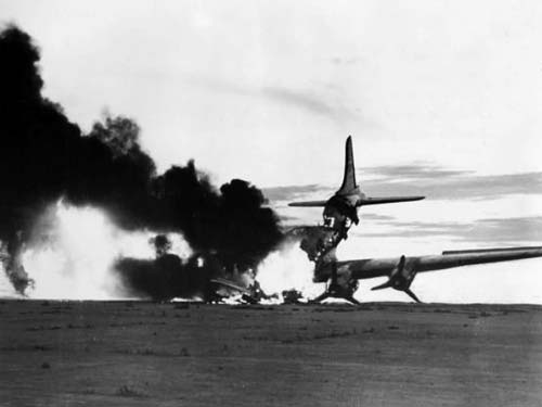 Американский C-54 Skymaster, уничтоженный на аэродроме северокорейскими истребителями. Источник: wikimedia.org