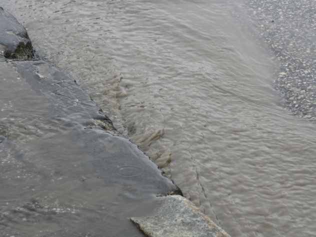 Автомобиль утонул в луже