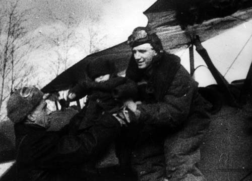 Партизан передает Александру Мамкину ребенка для посадки в самолет. Источник: wikipedia.org