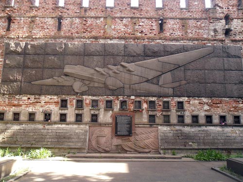Мемориал погибшим в катастрофе 18 мая 1935 года, Новодевичье кладбище, Москва. Фото: wikipedia.org