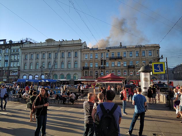 Пожар в "Невском пассаже" в Санкт-Петербурге