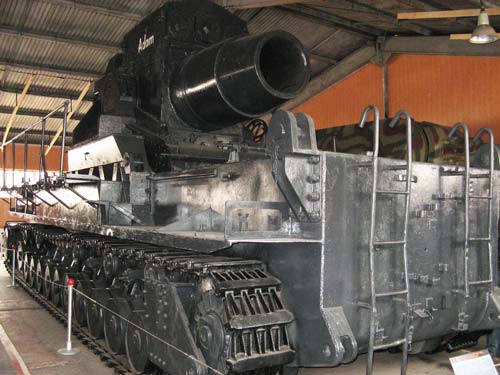 Сверхтяжелая мортира «Карл», одна из двух, принимавших участие в штурме Брестской крепости. Вес снарядов 1800-2500 кг. Фото: wikimedia.org