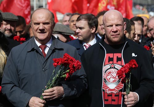 Джефф Монсон и члены партии КПРФ возложили цветы к Мавзолею в день рождения В.И. Ленина. Фото: Антон Новодережкин / ТАСС