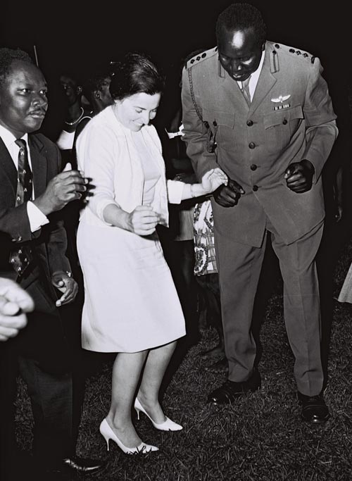 Супруга премьер-министра Израиля Леви Эшколя Мириам танцует в компании Иди Амина на дипломатическом приеме. Источник: wikimedia.org