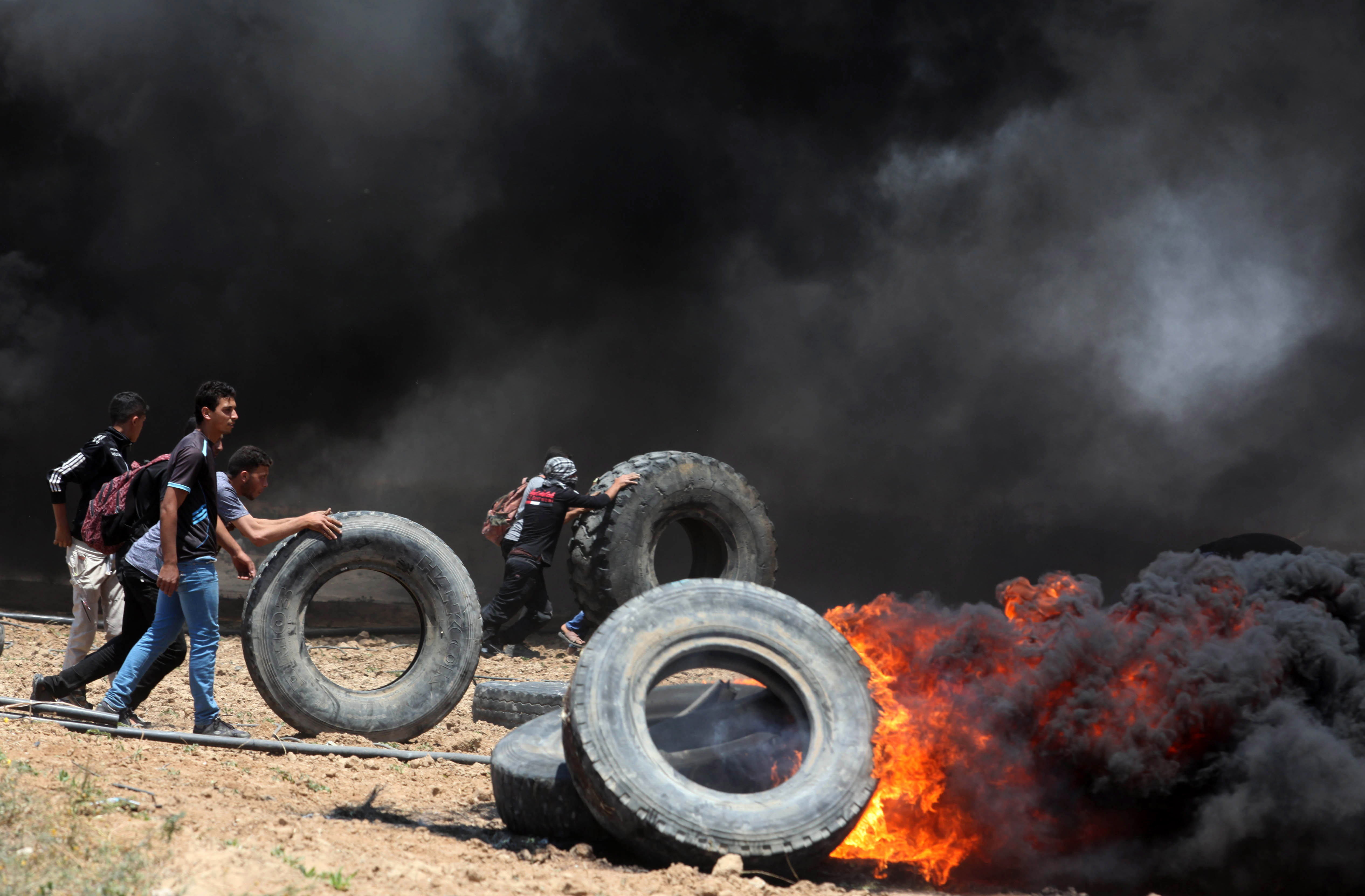 Вместо оружия у палестинцев горящие автомобильные покрышки. Фото: globallookpress.com