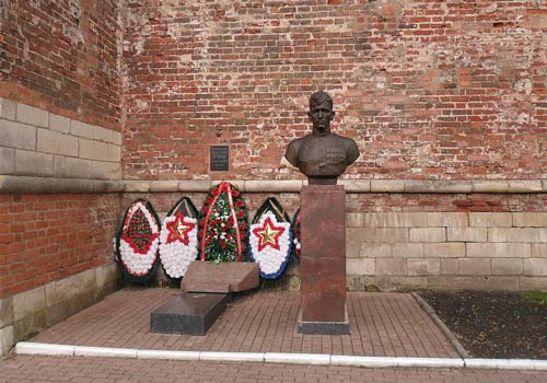 Бюст и могила Михаила Егорова в Смоленске. Источник: wikipedia