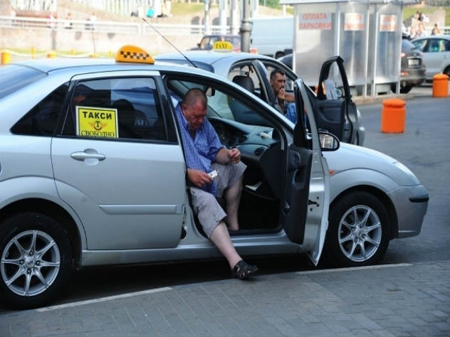 Рабочий день московских таксистов хотят ограничить восемью часами