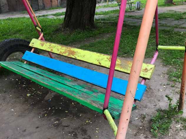 В Великих Луках заварили качели