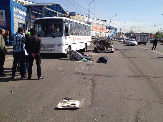 В Красноярске погиб водитель столкнувшейся с автобусом машины